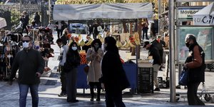 Κόσμος στο Μοναστηράκι εν μέσω πανδημίας
