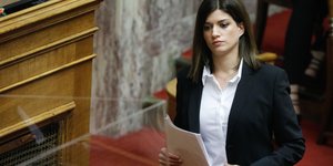 Κατερίνα Νοτοπούλου κραταει σημειωσεις