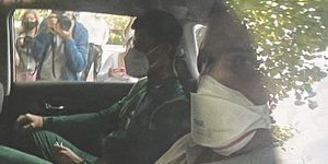 Ο Νόβακ Τζόκοβιτς κατά την μεταφορά του στο ξενοδοχείο κράτησης μεταναστών