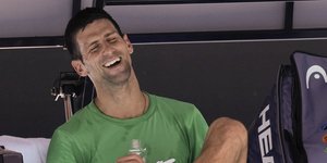 Ο Νόβακ Τζόκοβιτς γελά στην προπόνησή του 