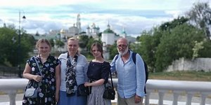 Ο Κώστας Χαραλαμπίδης μαζί τη σύζυγο και τις κόρες του