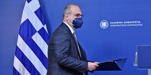 Γιάννης Οικονόμου προφιλ κραταει φακελο 