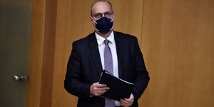 Γιάννης Οικονόμου ξύλινος τοιχος 