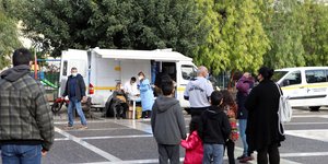 κόσμος περιμένει να κάνει τεστ από τον ΕΟΔΥ