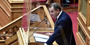 Ο Νίκος Παναγιωτόπουλος στο βήμα της Βουλής