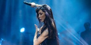 Η Πάολα ήταν ανάμεσα στους καλλιτέχνες που επέλεξαν να εμφανιστούν κανονικά στο νυχτερινό κέντρο που τραγουδούν στις 4/3