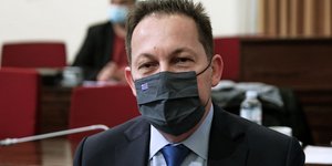 Στελιος Πέτσας με μασκα