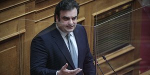 ο κυριάκος πιερρακάκης στη βουλή