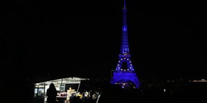 O πύργος του Άιφελ στα χρώματα της ΕΕ εν όψει της γαλλικής προεδρίας στο Συμβούλιο
