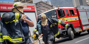 πυροσβεστική έξω από το κοινοβουλίο στο Κέιπ Τάουν λόγω της φωτιάς