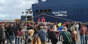 Διαμαρτυρία κατοίκων της Μυτιλήνης στο λιμάνι για την έλευση του πλοίου «Πελαγίτης»