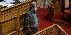 Ο Παύλος Πολάκης, με τα χέρια στις τσέπες, έκανε κατάληψη στο βήμα της Βουλής επί μιάμιση ώρα 