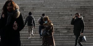 κόσμος περπατά στην Αθήνα