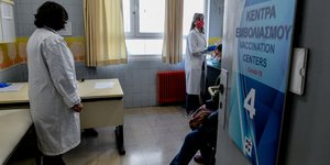 Εμβολιαστικό κέντρο πορτα ταμπελα 