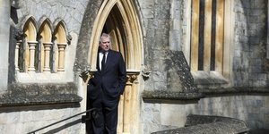 ο πρίγκιπας Άντριου στην πέτρινη αψίδα κτιρίου 