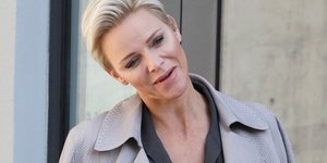 Η πριγκίπισσα Σαρλίν του Μονακό με γκρι φόρεμα και μπεζ παλτό 