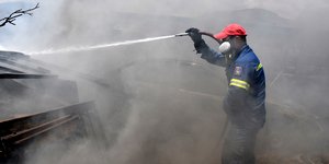 πυροσβεστης ριχνει νερο