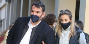 Πύρρος Δήμας: Αγκαζέ με τη νέα του σύντροφο στο κέντρο της Αθήνας