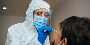rapid test με δείγμα από τη μύτη