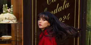 γυναίκα με φόρεμα και παλτό