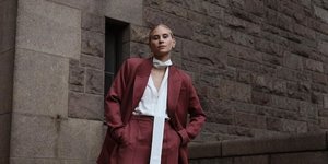 γυναίκα με κοστούμι 