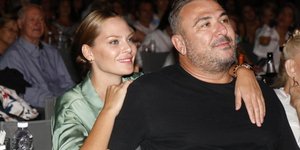 Τη στήριξή της στο πρόσωπο του συζύγου της, Αντώνη Ρέμου, εξέφρασε η Υβόννη Μπόσνιακ