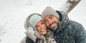 Σάκης Τανιμανίδης – Χριστίνα Μπόμπα: Ξαπλωμένοι στα χιόνια μαζί με τις δίδυμες κόρες τους 