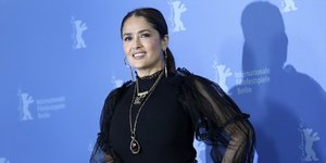 Η Σάλμα Χάγιεκ με μαγιό Yves Saint Laurent