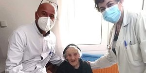 γιαγιά εμβόλιο