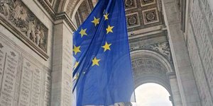 Η σημαία της ΕΕ ανεμίζει στην Αψίδα του Θριάμβου