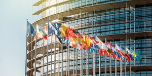 σημαίες έξω από Ευρωπαϊκό Κοινοβούλιο