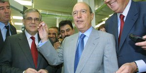 Ο Κώστας Σημίτης με τον Λουκά Παπαδήμο κρατά στο χέρι του το ευρώ