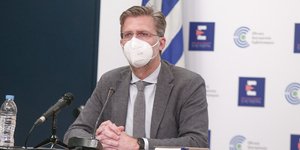Ακης Σκέρτσος γκρι σακακι γραβατα