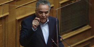 Ο Πάνος Σκουρλέτης στο βήμα της Βουλής