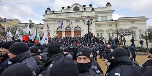 Αντιεμβολιαστές στη Σόφια επιχείρησαν να μπουν στη Βουλή της Βουλγαρίας