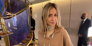 Η Σοφία Καρβέλα με λεοπάρ μποτάκια