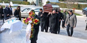 Αυτη την ωρα η κηδεία του Αλέκου Φασιανού
