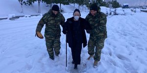 Απεγκλωβισμός ηλικιωμένης από στρατιώτες