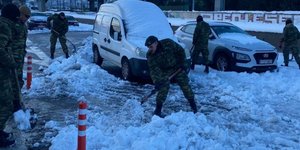 Ανδρες του Στρατού βοηθούν στον απεγκλωβισμό οχημάτων από τα χιόνια 