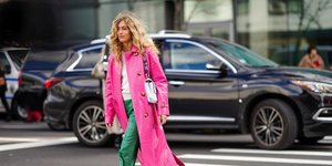 γυναίκα με ροζ παλτό