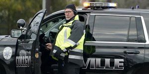 Αστυνομικός κοντά στη συναγωγή