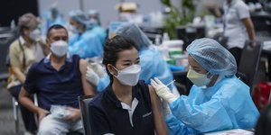 Κόσμος στην Ταϊλάνδη κάνει το εμβόλιο κατά του κορωνοϊού