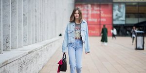 γυναίκα με τζιν στην εβδομάδα μόδας