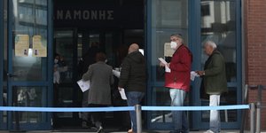 Θάνος Πλεύρης, Πολίτες σε εμβολιαστικό κέντρο