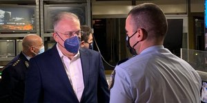 Ο Τάκης Θεοδωρικάκος στο Κέντρο Επιχειρήσεων της Αμεσης Δράσης