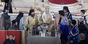 Η εορτή των Θεοφανίων από  το ναό της Αγίας Τριάδος στον Πειραιά 