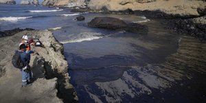 Μελετώντας την έκρηξη στην Τόνγκα πανω στον βραχο