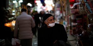 άνδρας με μάσκα σε δρόμο της Τουρκίας