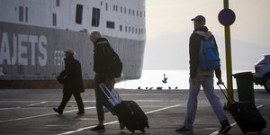 τρεις ταξιδιωτες πλοιο