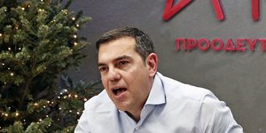 Ο Αλέξης Τσίπρας στο γραφείο του στον ΣΥΡΙΖΑ